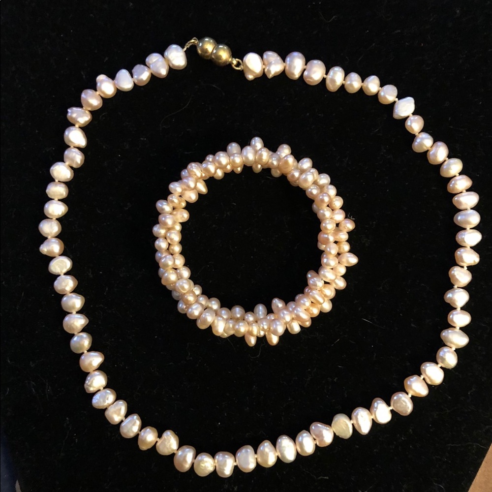 Fresh water pearl necklace and bracelet